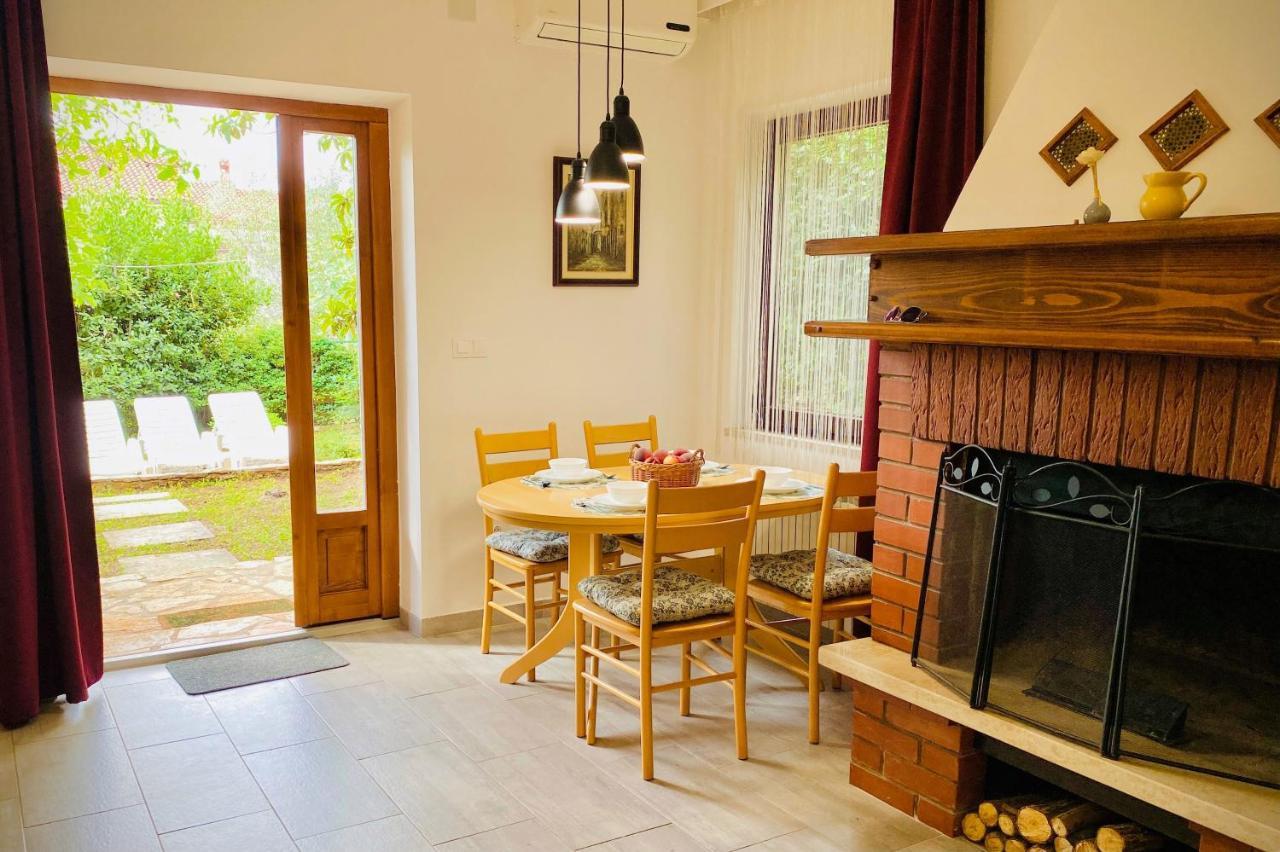 Bilini Garden Apartment Pula Bagian luar foto